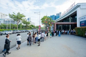 Ngay từ sáng sớm ngày 9-11, hàng trăm khách hàng chờ "check in" vào khu vực sự kiện mở bán dự án Phú Mỹ Hưng The Sculptura - Ảnh: PMH