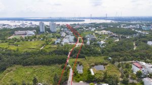 Đường 15 B có chiều dài hơn 3,5 km, rộng 40 m. Điểm đầu tại đường Nguyễn Bình (khu vực kết nối cầu Cần Giờ), sau đó tuyến đi qua Khu dân cư Phú Xuân. Từ Khu dân cư Phú Xuân, tuyến đường tiếp tục đi về phía Bắc, qua Khu dân cư Hồng Lĩnh và Khu dân cư Minh Long và kết thúc ở khu vực Bến Tạm (rạch Đĩa).