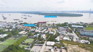Sở GTVT TP HCM (nay là Sở Xây dựng) cho biết, hiện đã hoàn thiện hồ sơ cầu Cần Giờ bắc qua sông Soài Rạp, nối khu Nam TP HCM - khu vực Cần Giờ. Đây là công trình quan trọng nhằm thay thế tuyến phà độc đạo Bình Khánh kết nối Cần Giờ với phần còn lại của TP HCM. Phương án hướng tuyến cầu Cần Giờ dài khoảng 7,3 km. Song phương án hướng tuyến cầu Cần Giờ phụ thuộc vào tiến độ triển khai đường 15B trong quy hoạch huyện Nhà Bè cũ.